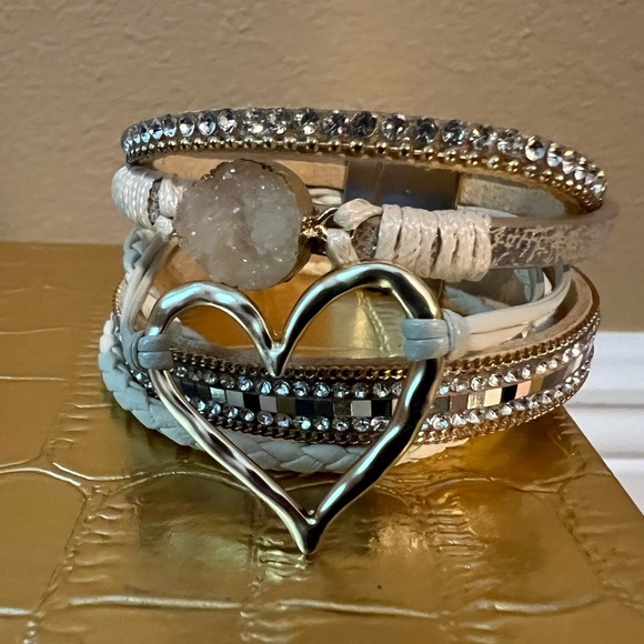 unbranded Jewelry - Gold Toned Heart Charm Magnetic Clasp Bracelet